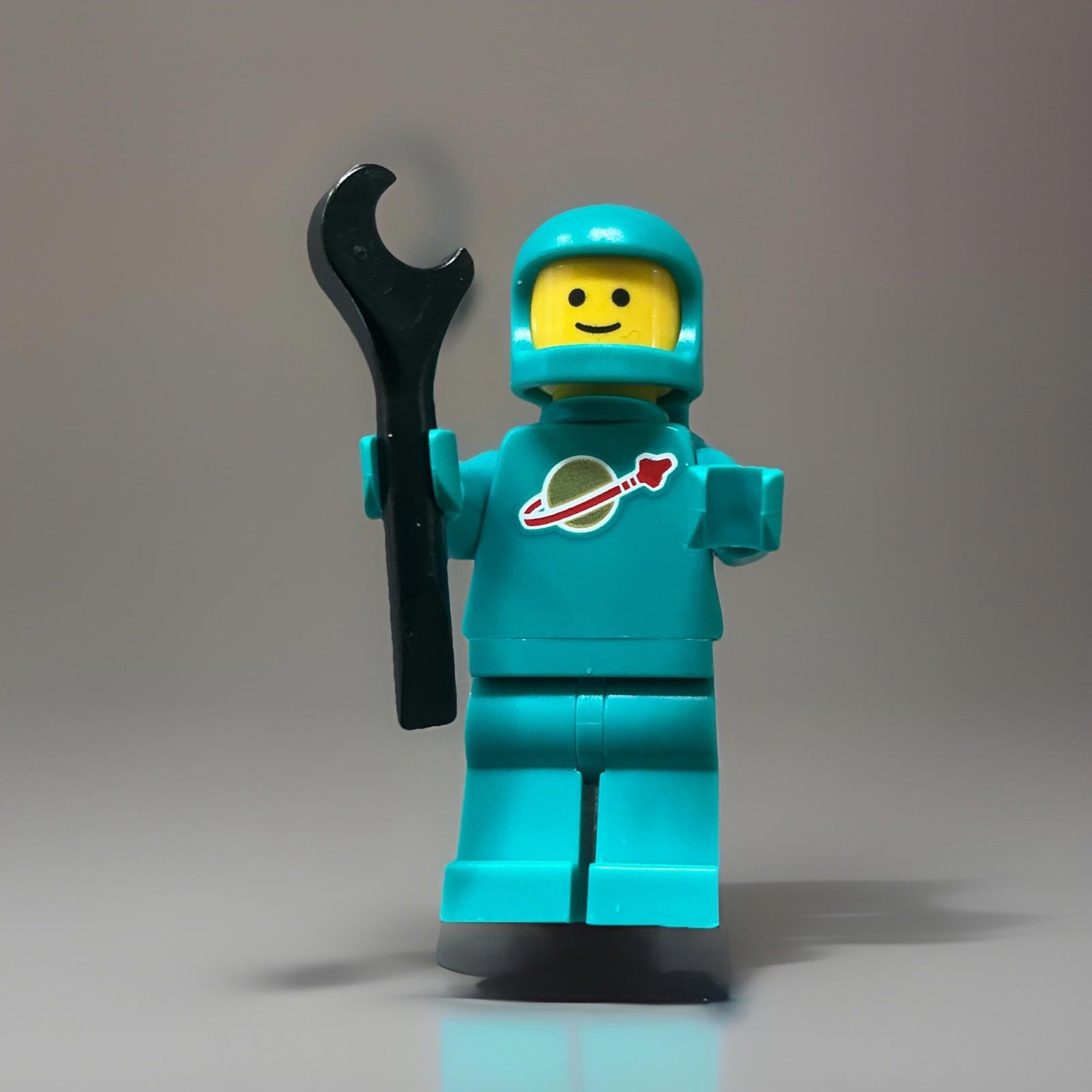 LEGO ICONS idea227 Classic Space Astronaut Turquoise minifigure from  21358 NEW