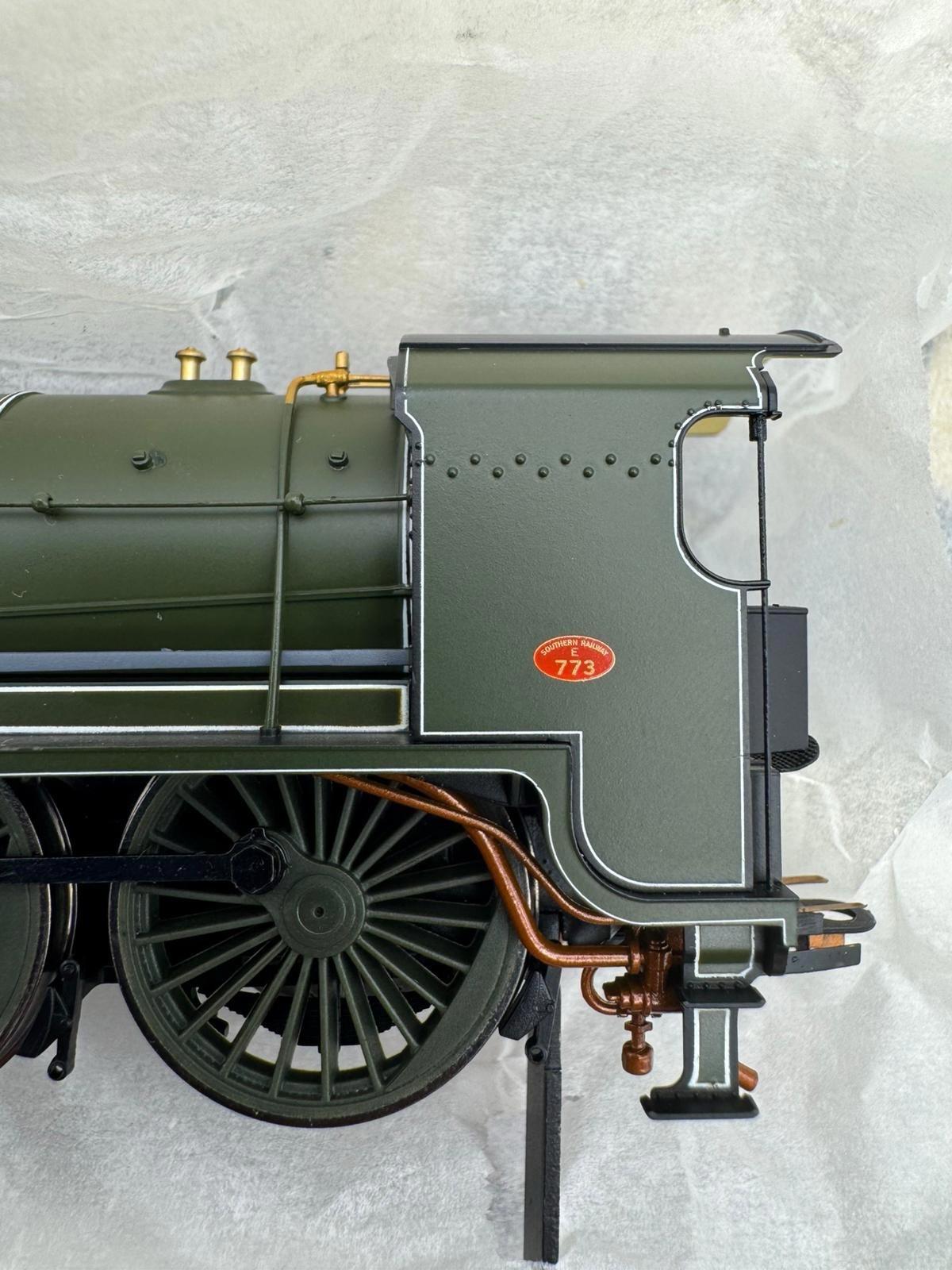 Hornby R2797M  - The White Pullman Limited Edition Train Pack - New - DCC Ready