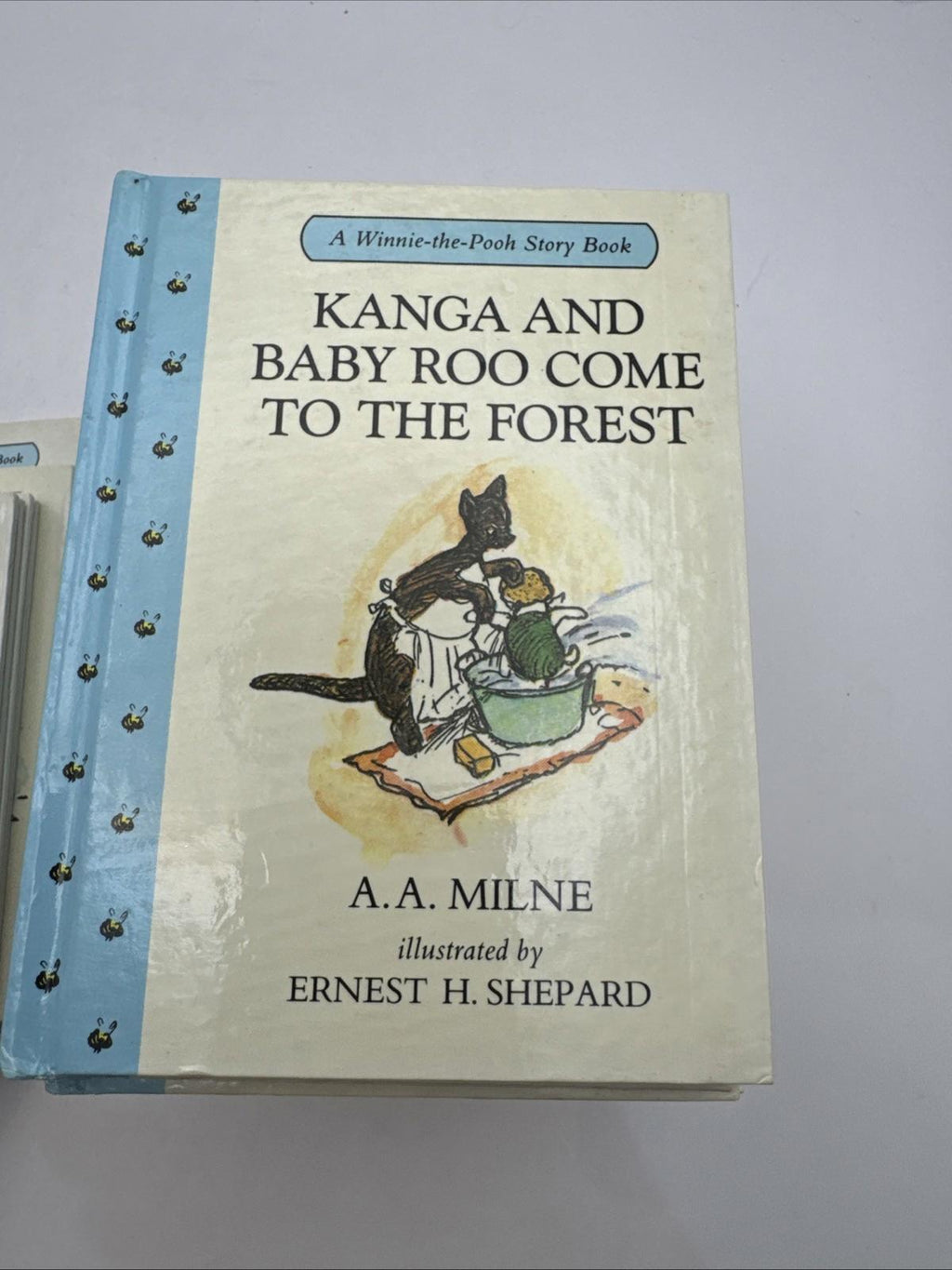 Winnie-the-Pooh and Some Bees A.A. Milne Hardcover Books Methuen 1990 1-19