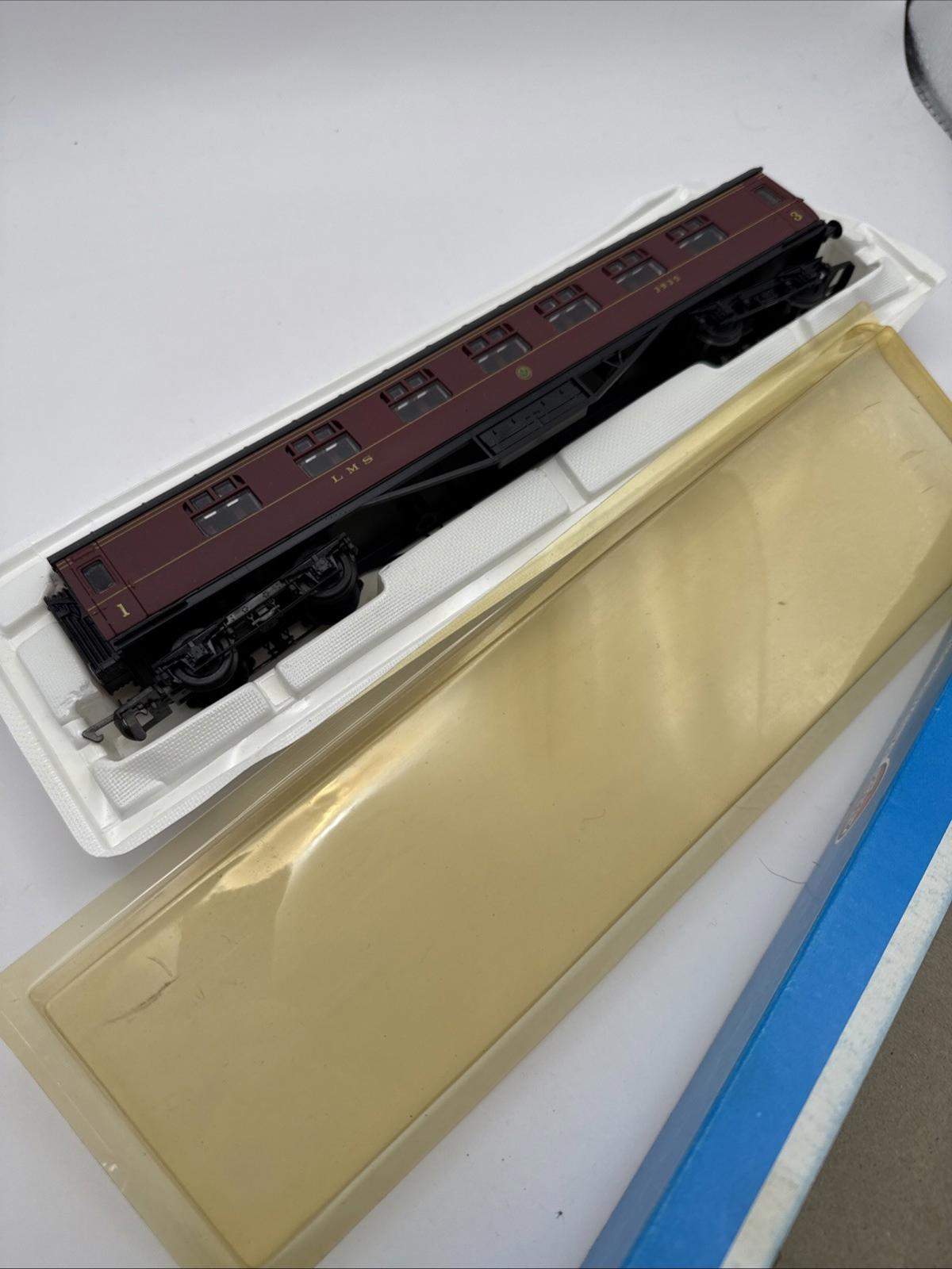 Airfix 54202-1 LMS 60ft Composite Corridor Coach Maroon OO Gauge Boxed