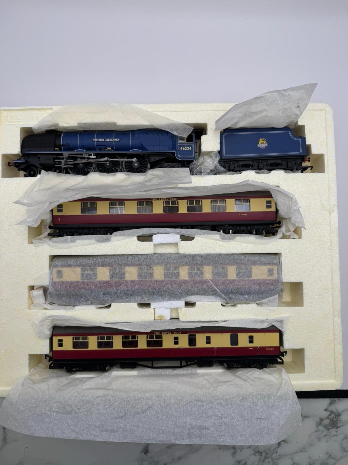 OO Hornby R2303M The Royal Scot Train Pack - BR Princess Alexandra - New DCC