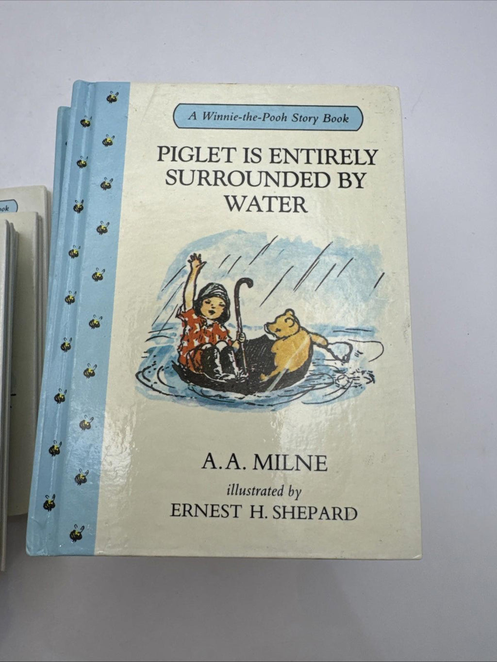 Winnie-the-Pooh and Some Bees A.A. Milne Hardcover Books Methuen 1990 1-19