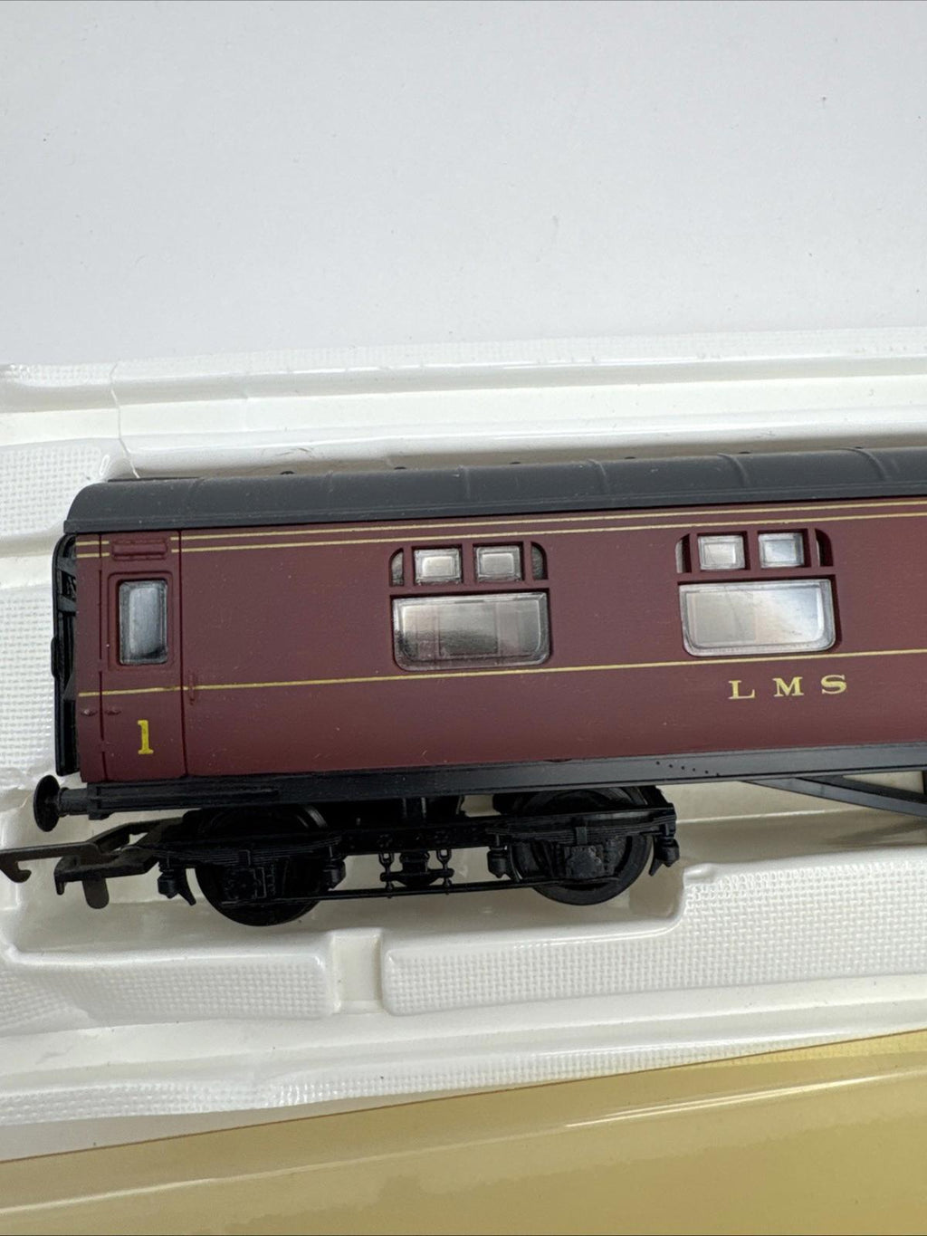 Airfix 54202-1 LMS 60ft Composite Corridor Coach Maroon OO Gauge Boxed
