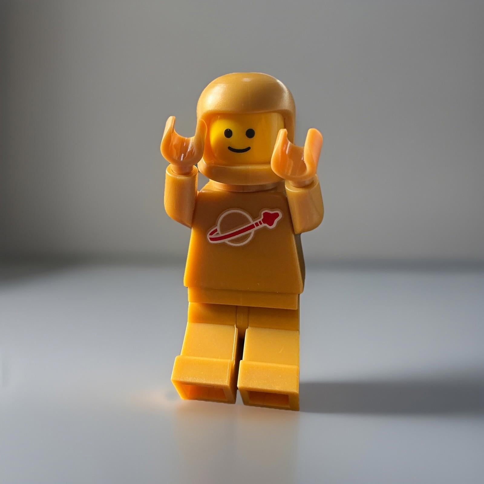 LEGO Ideas Classic Space Astronaut - Gold Mini Figure from set 21358 idea230 New