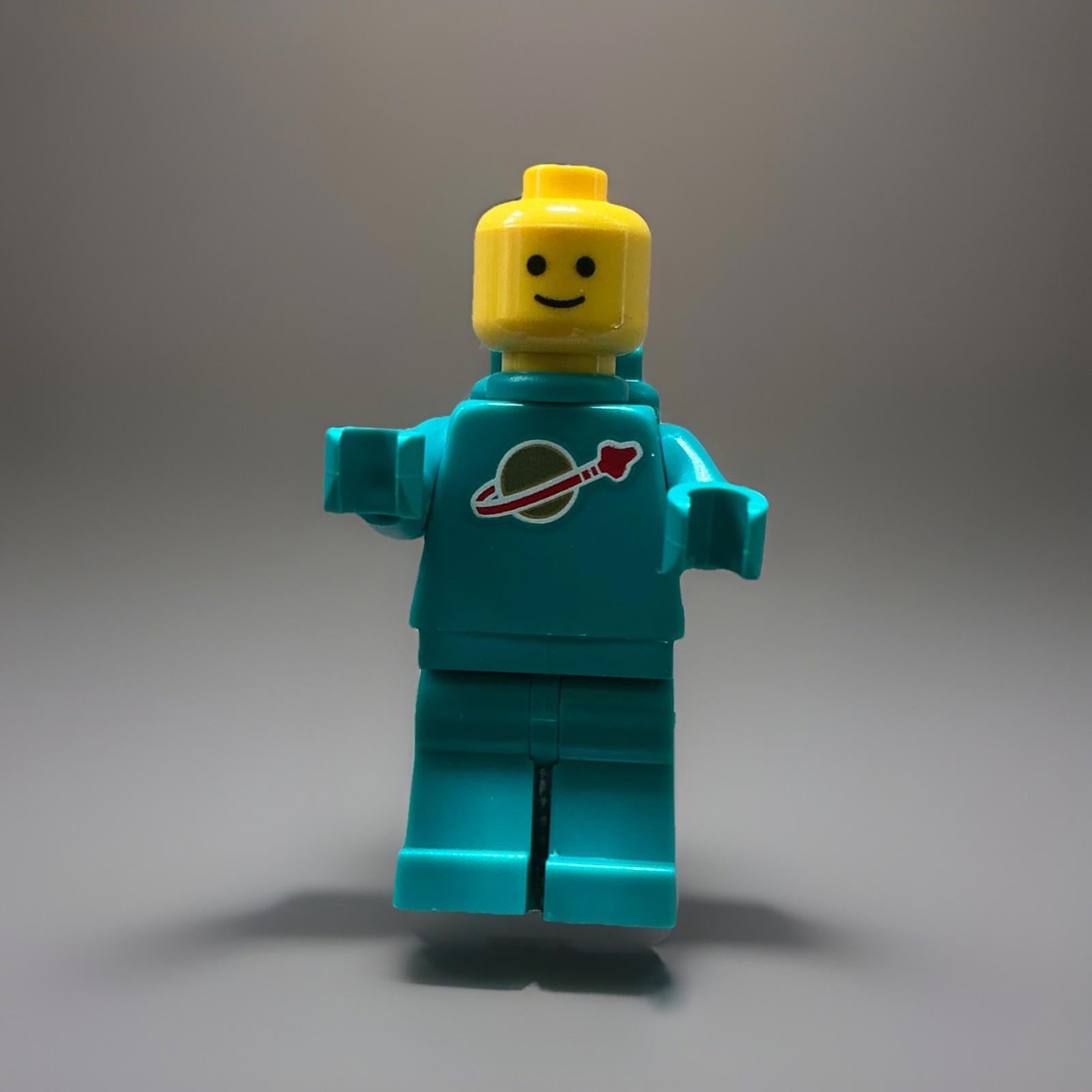 LEGO ICONS idea227 Classic Space Astronaut Turquoise minifigure from  21358 NEW