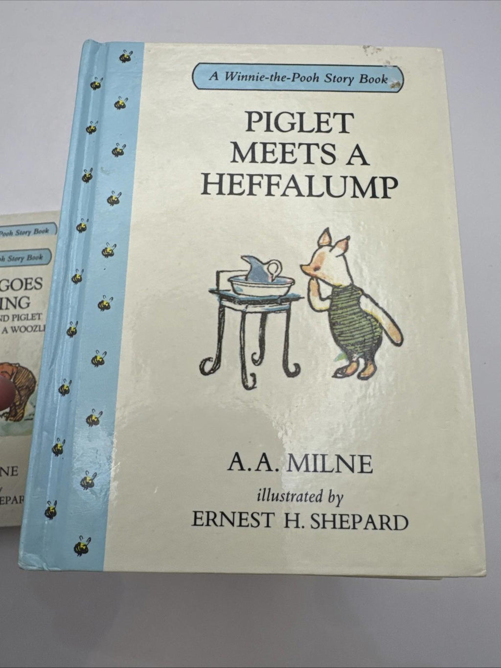 Winnie-the-Pooh and Some Bees A.A. Milne Hardcover Books Methuen 1990 1-19