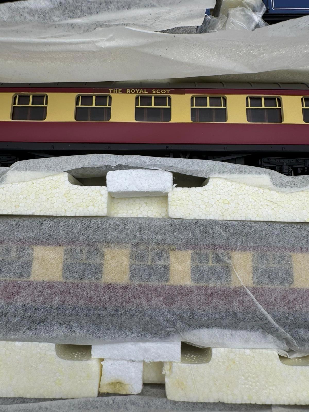 OO Hornby R2303M The Royal Scot Train Pack - BR Princess Alexandra - New DCC