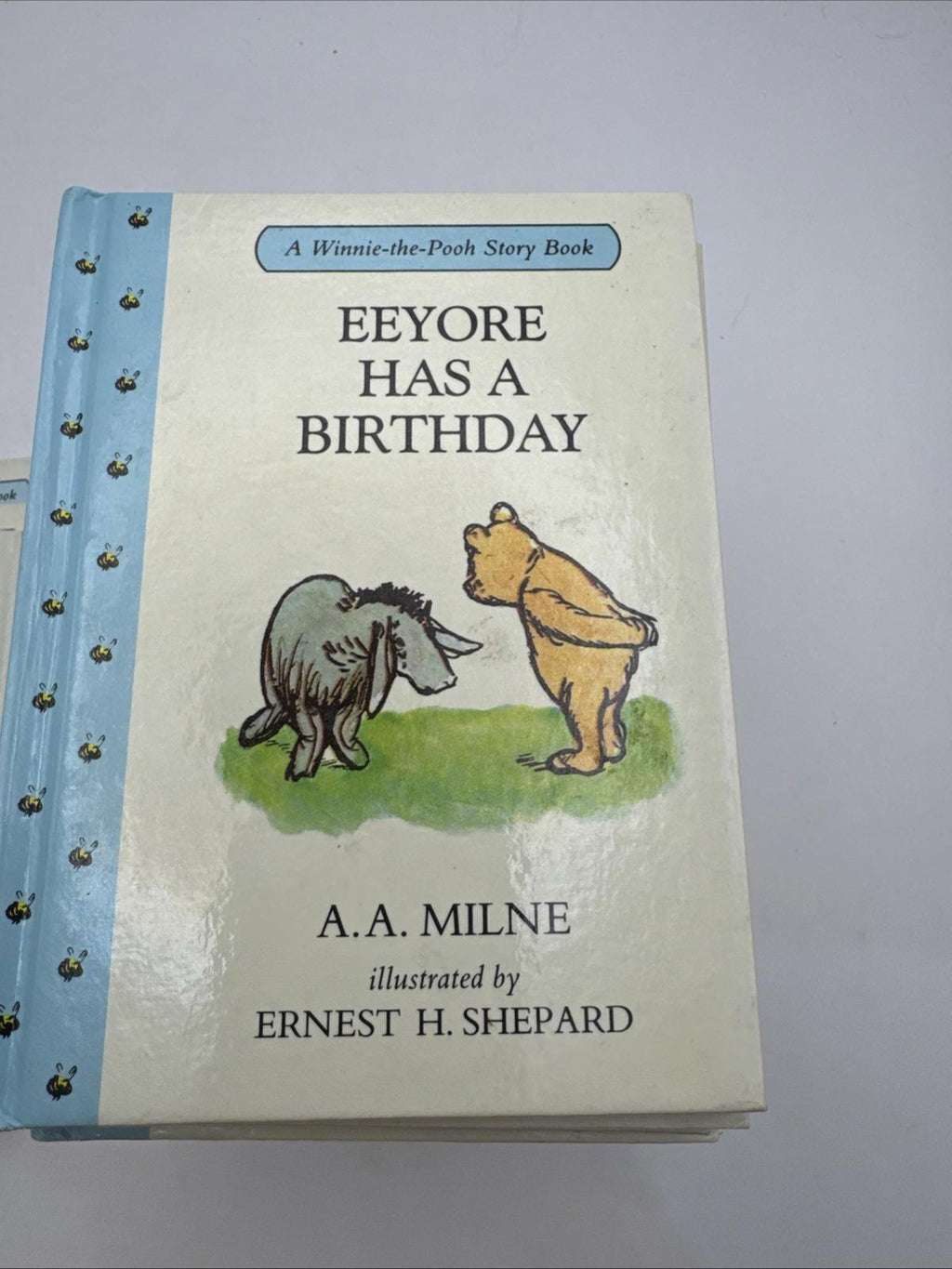 Winnie-the-Pooh and Some Bees A.A. Milne Hardcover Books Methuen 1990 1-19