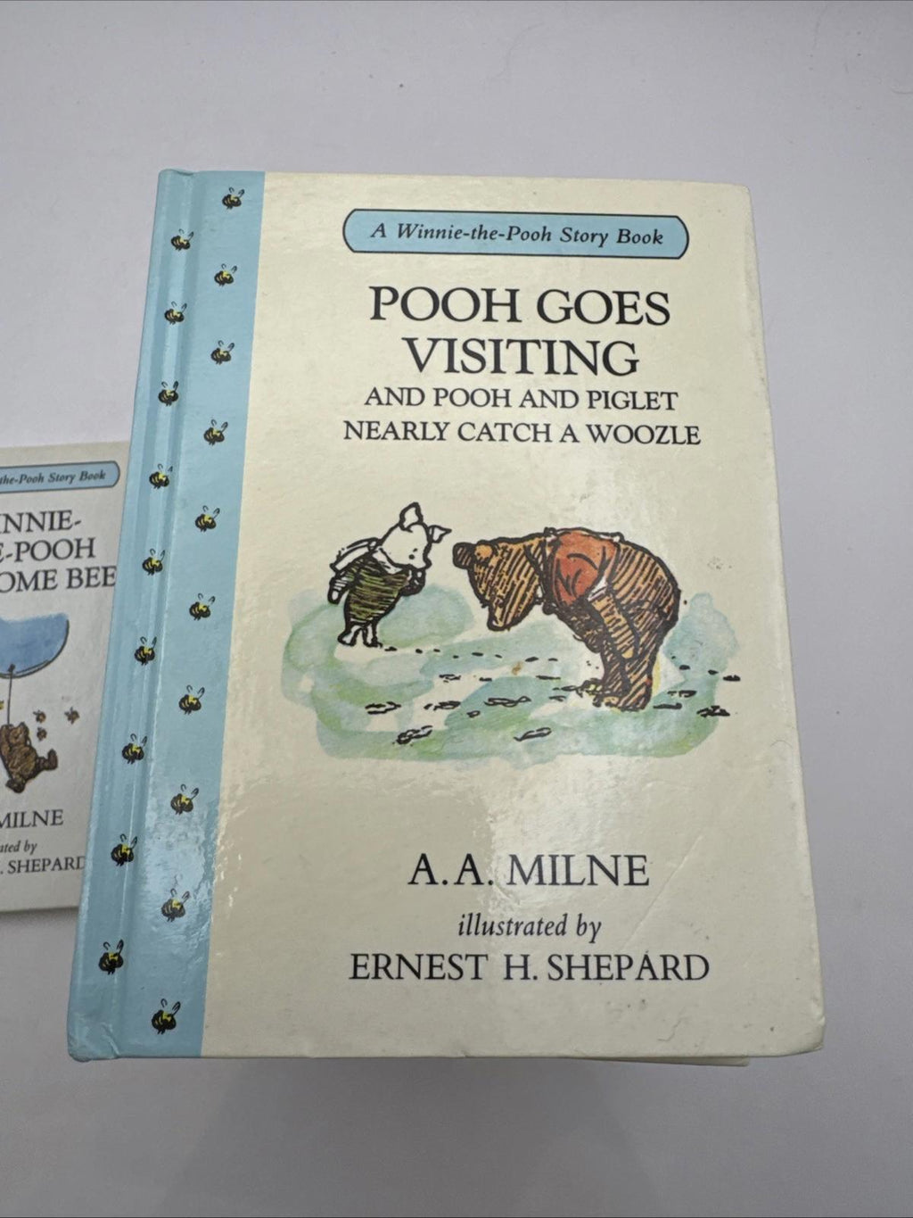 Winnie-the-Pooh and Some Bees A.A. Milne Hardcover Books Methuen 1990 1-19