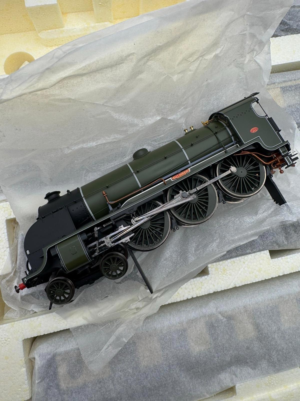 Hornby R2797M  - The White Pullman Limited Edition Train Pack - New - DCC Ready