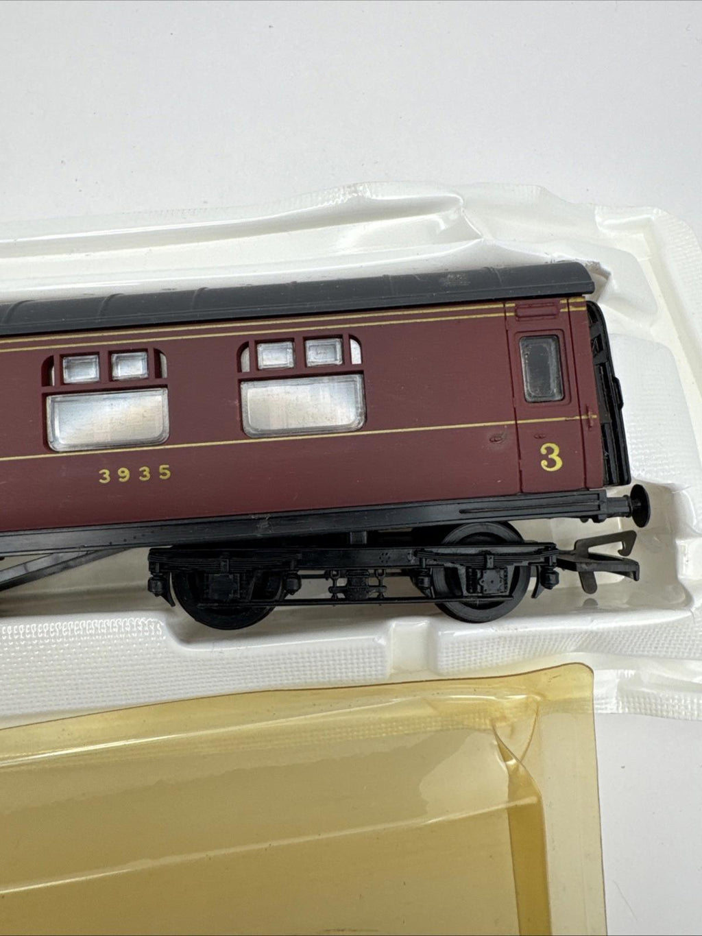 Airfix 54202-1 LMS 60ft Composite Corridor Coach Maroon OO Gauge Boxed