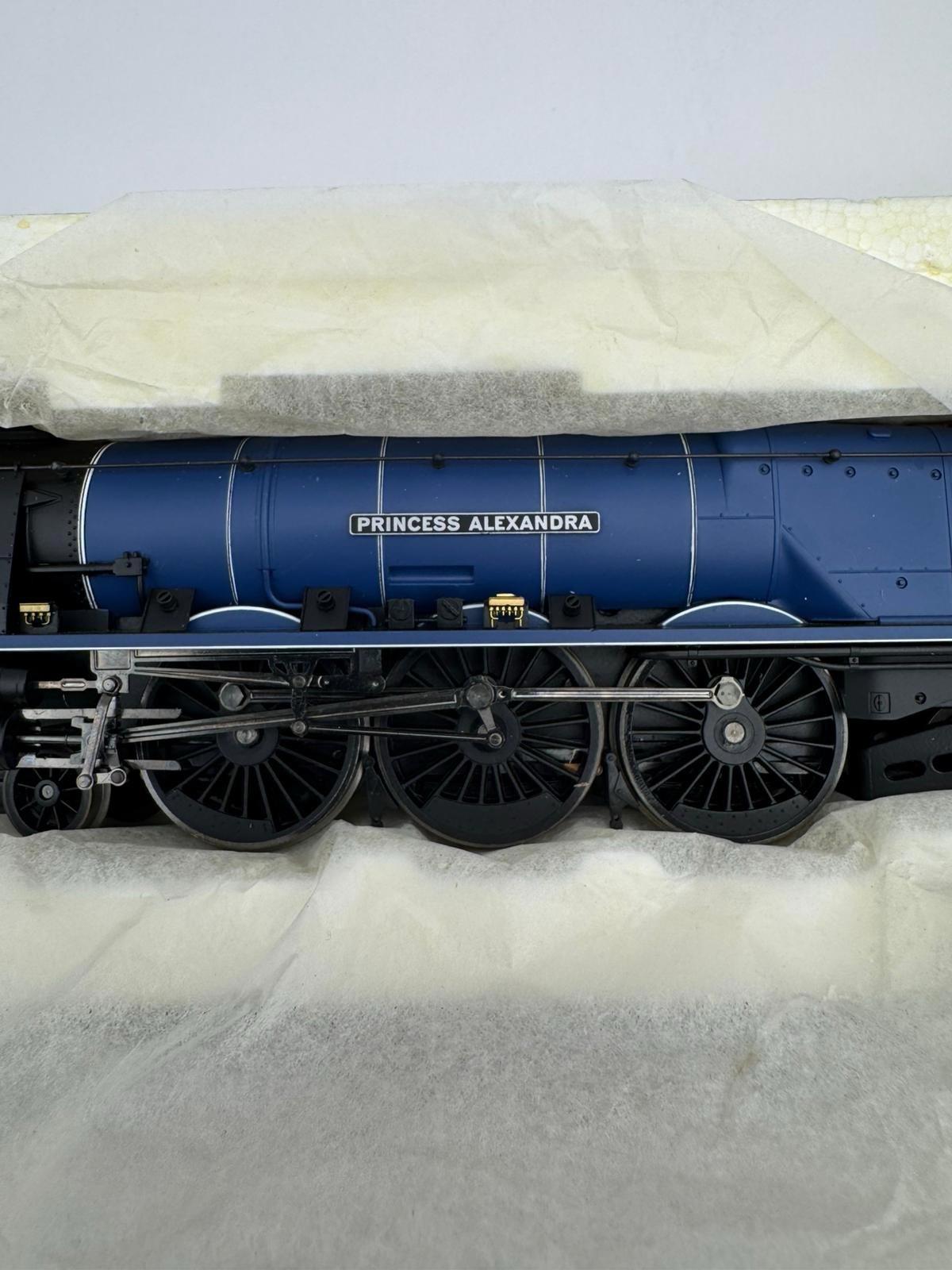 OO Hornby R2303M The Royal Scot Train Pack - BR Princess Alexandra - New DCC