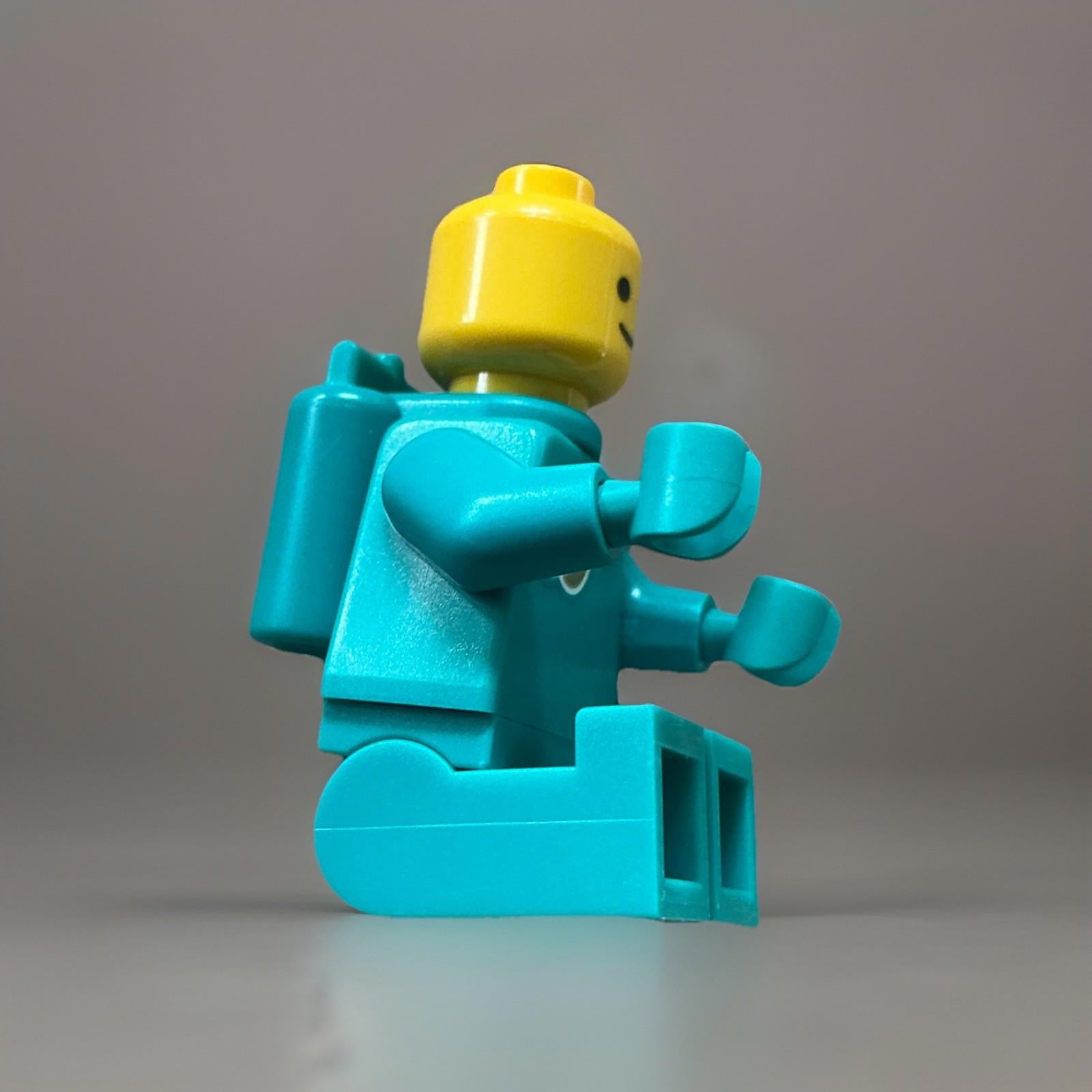 LEGO ICONS idea227 Classic Space Astronaut Turquoise minifigure from  21358 NEW